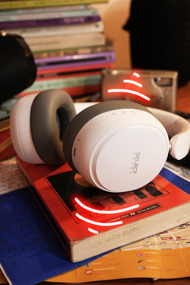 Audífonos inalámbricos blancos Select Sound sobre una mesa de madera