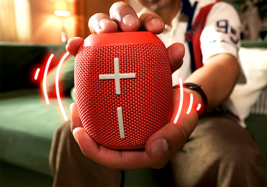 Bocina bluetooth portátil roja Select Sound en una sala